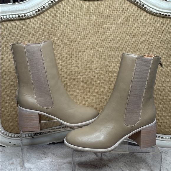 Cora Tall Ankle Boot
OASIS SOCIETY Size 6 - Picture 2 of 16